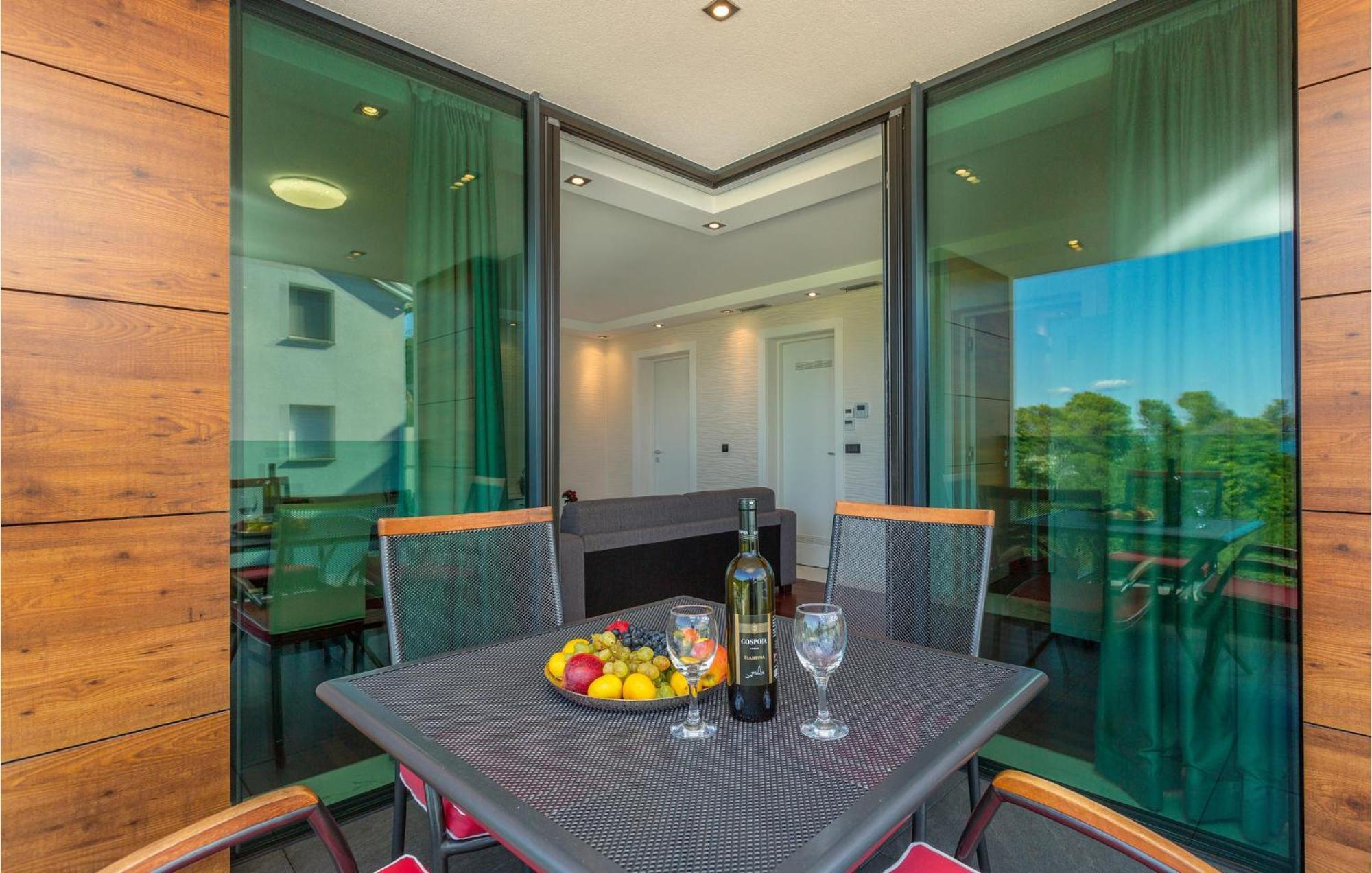 Stunning Apartment In Malinska With Kitchen Esterno foto